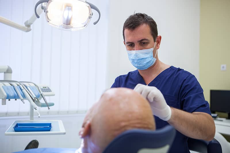 Tannlege og pasient hos OralCare